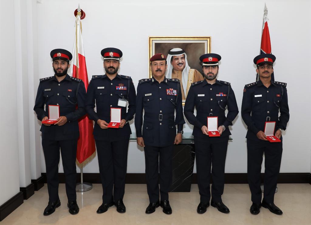 تنفيذا لتوجيهات معالي وزير الداخلية .. المفتش العام يسلم منتسبي المفتشية وسام الأمير سلمان بن حمد للاستحقاق الطبي<